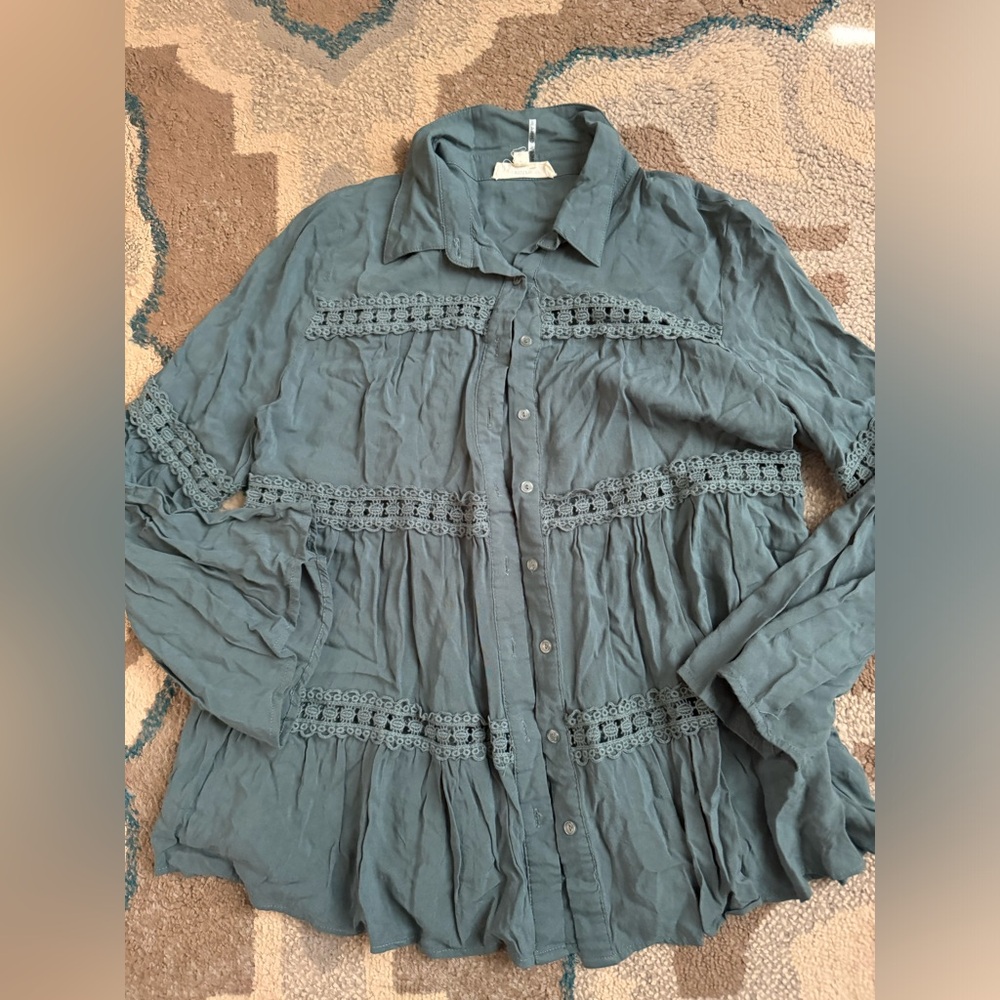 Women’s long sleeve button up size small